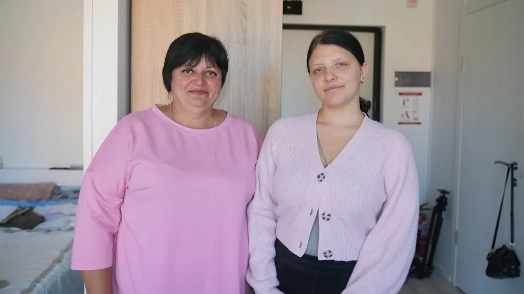 «Взяли лише фотоальбом»: історія мами й доньки з Яструбиного, які живуть у модульному містечку в Сумах