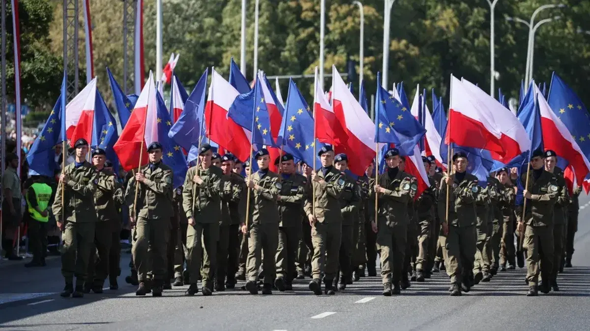 Варшава показала міць: парад до Дня Війська Польського зібрав тисячі військових