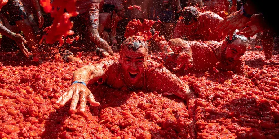 У Буньйолі відгриміла La Tomatina: тисячі людей у вирі томатної битви