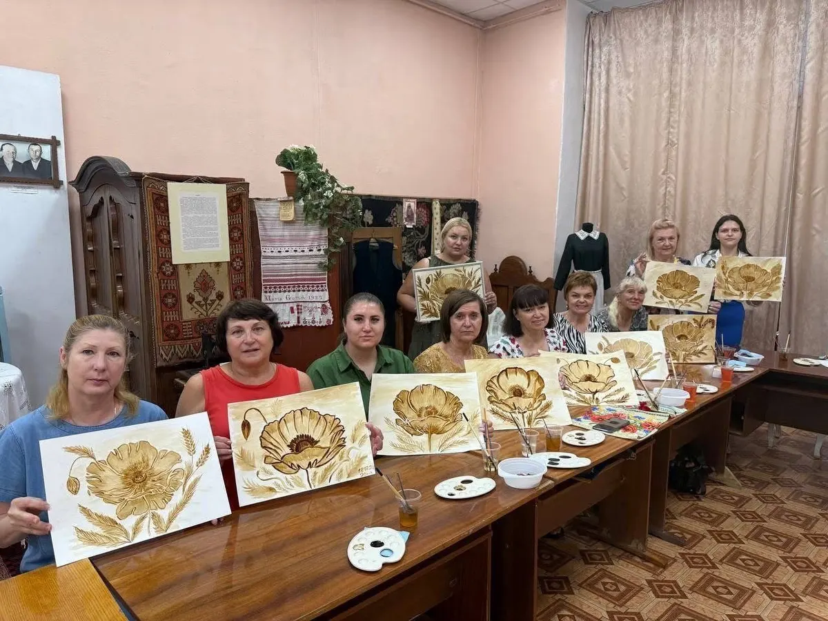 Переселенки з Херсонщини в Одесі створювали маки кавою