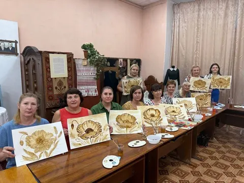 Переселенки з Херсонщини в Одесі створювали маки кавою