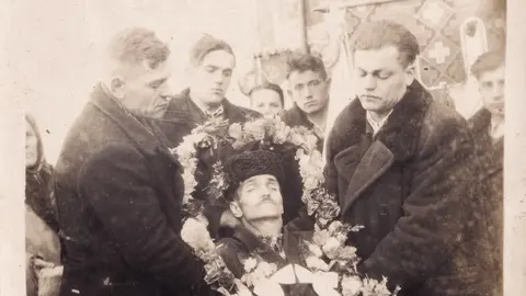 Фотоскарб із Чоботарки: буковинський архів родини Костинюк