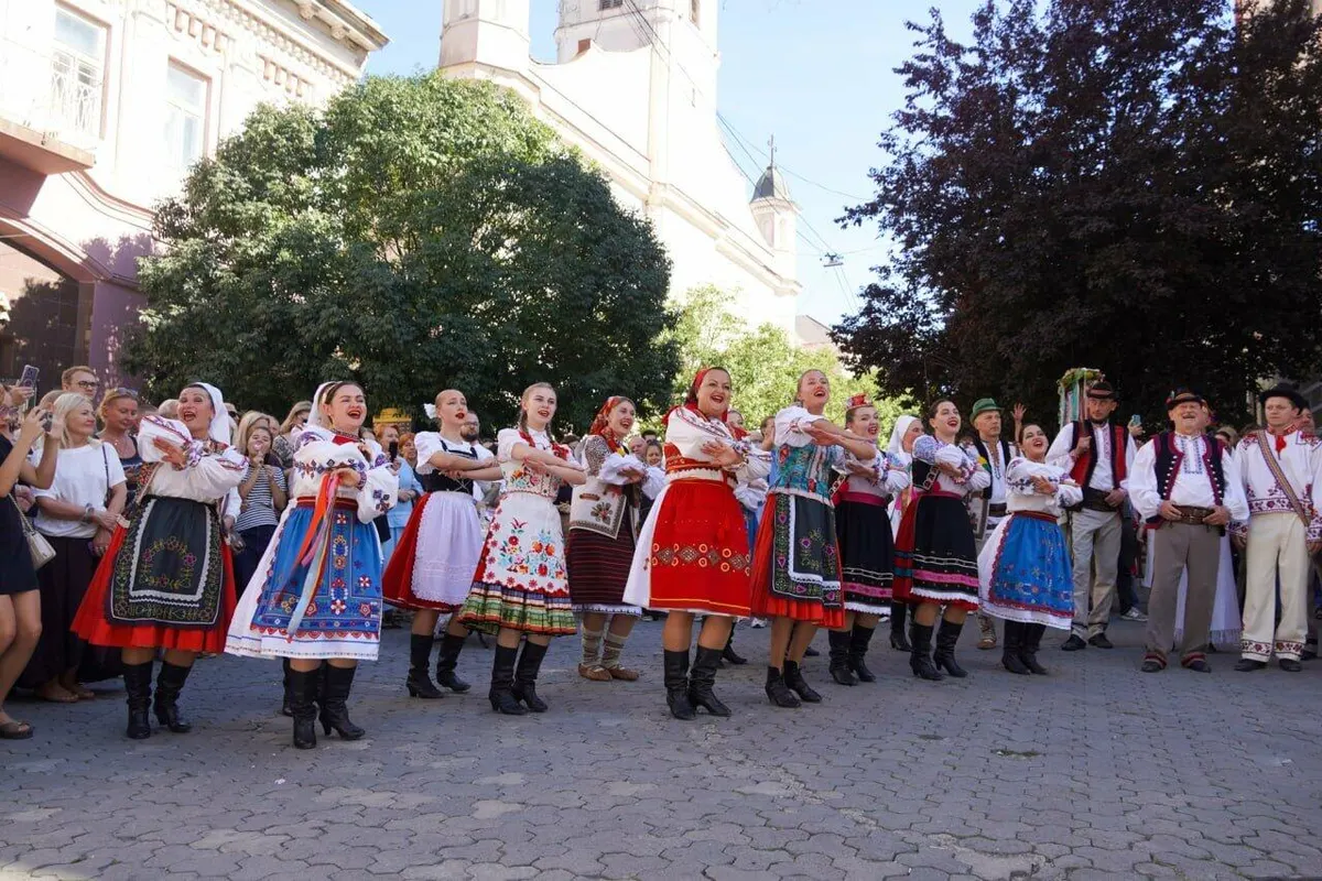 Ужгород на день міста перетворився на весільну вулицю: хор відтворив давні обряди