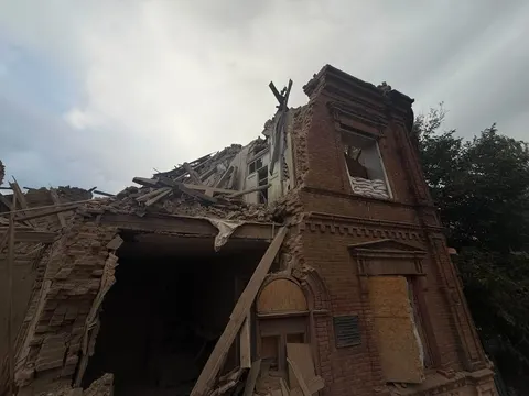 У Слов'янську російська авіабомба пошкодила лікарню-пам'ятку 1901 року