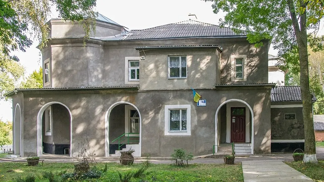 14 шкіл Хмельниччини, які працюють у палацах та садибах