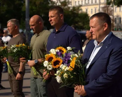 У Дніпрі біля пам’ятника Полю ожила історія міста: як минуле поєднали з сучасніс