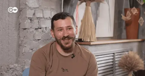 Ветеран, якого вважали паралізованим, знову встає на ноги завдяки «зарядці»
