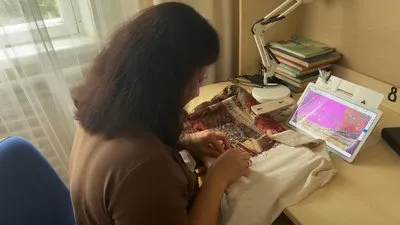 400 тисяч хрестиків як порятунок: історія вишивальниці з Хмельниччини
