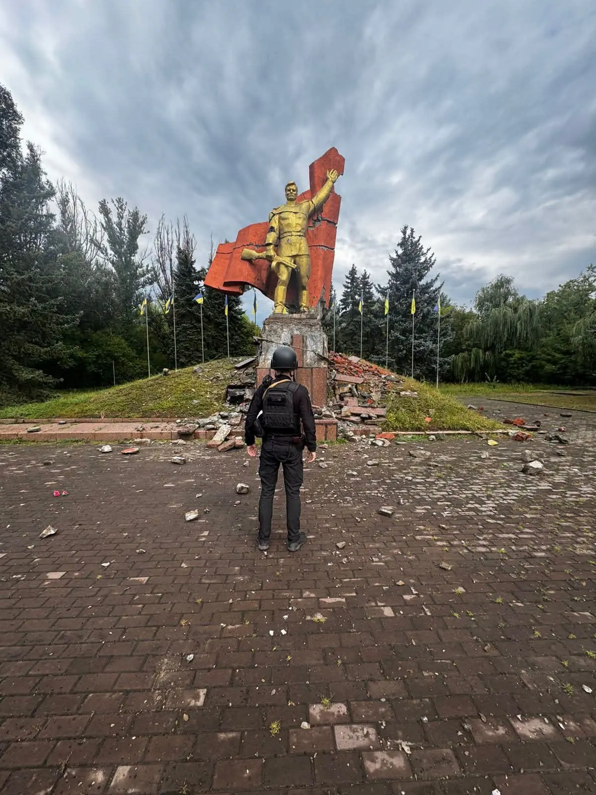 У Слов’янську російська атака зруйнувала монумент воїнам Другої світової