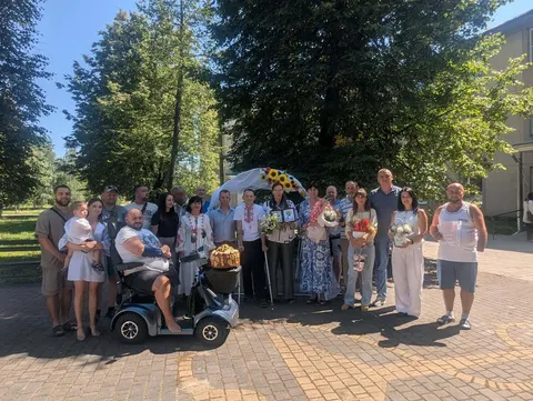 Військовий одружився просто на подвір'ї лікарні на Тернопільщині