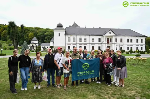 Унівська лавра відкрилася на дотик: екскурсія для незрячих туристів
