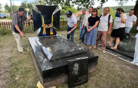Хрест із могили Коновальця повернувся на Львівщину
