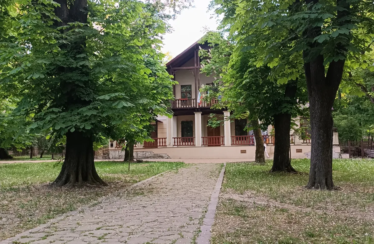 Історія будівлі в парку Франка: від ресторану до консульства