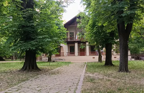 Історія будівлі в парку Франка: від ресторану до консульства