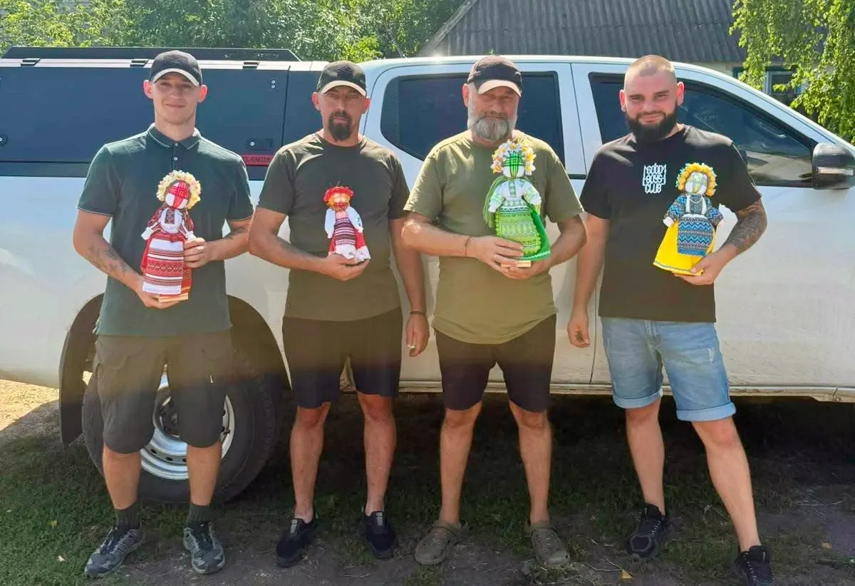 Ляльки-мотанки від львівських освітян поїхали до саперів