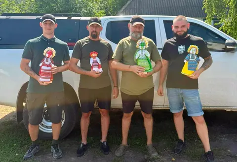 Ляльки-мотанки від львівських освітян поїхали до саперів