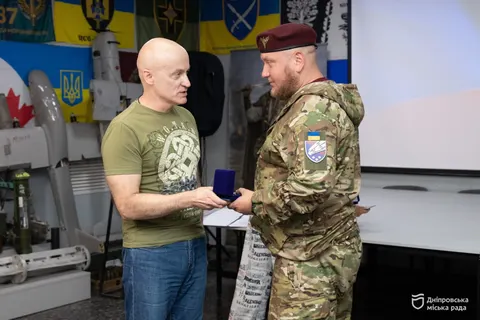 У Дніпрі відзначили десантників 25-ї Січеславської бригади, які допомагали дослі