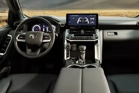 Toyota оновила Land Cruiser 300: гібрид замість бензину