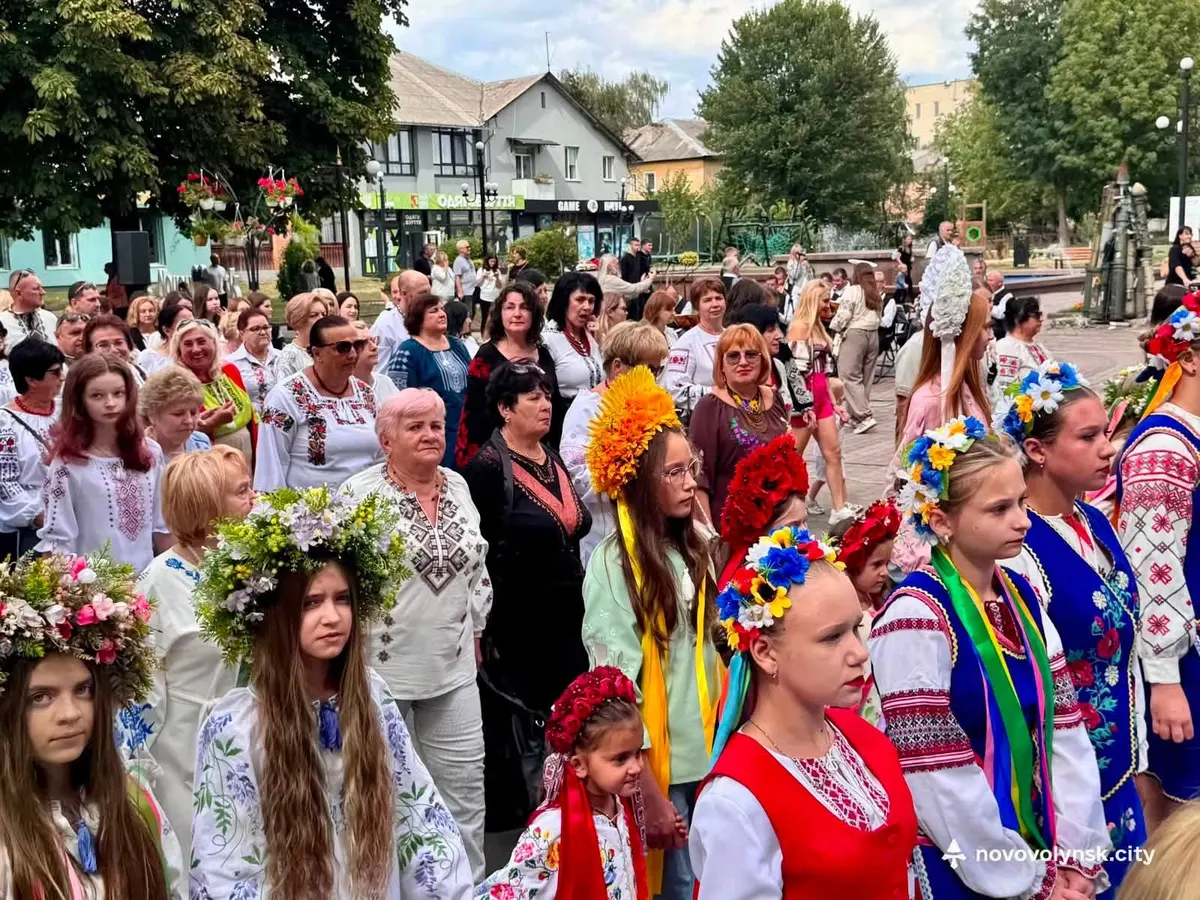 У Нововолинську сотні людей пройшли ходою у вишиванках до Дня Незалежності