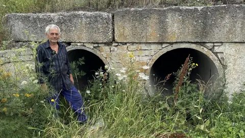Родина з Донеччини покидає дім після ночей у бетонній трубі