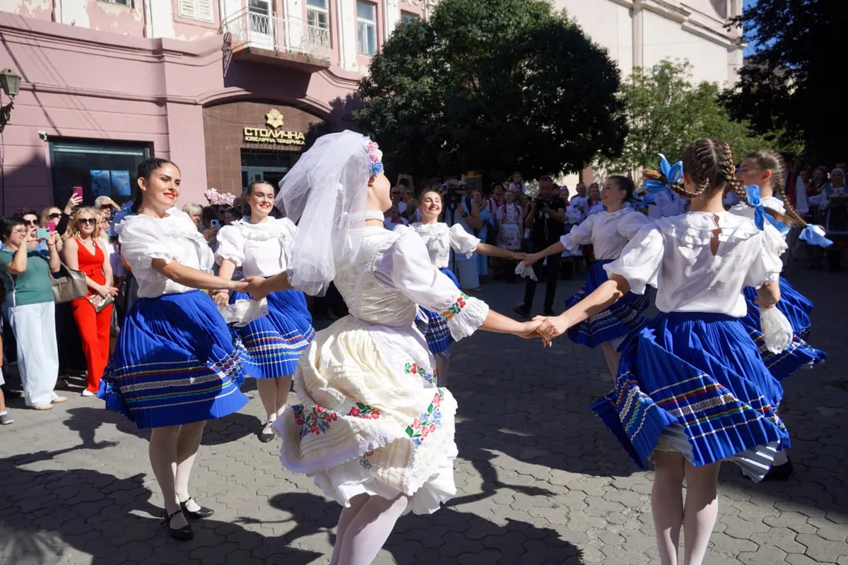 Ужгород просто неба зіграв закарпатське весілля: як це було