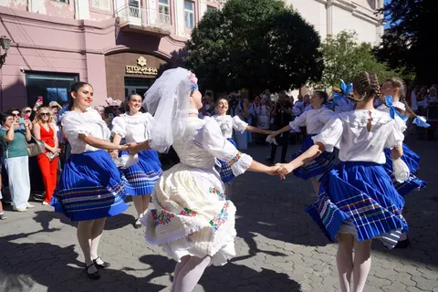 Ужгород просто неба зіграв закарпатське весілля: як це було
