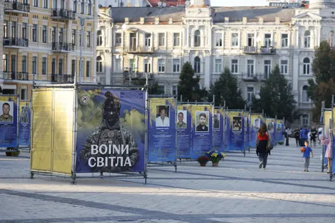 На Софійській площі відкрили Алею Героїв: 520 портретів полеглих захисників
